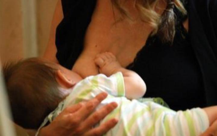 Covid: studio, nel latte di mamme vaccinate anticorpi protettivi per bimbi