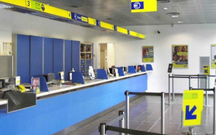 Disservizi all'ufficio postale, terminati bloccati: esplode la protesta