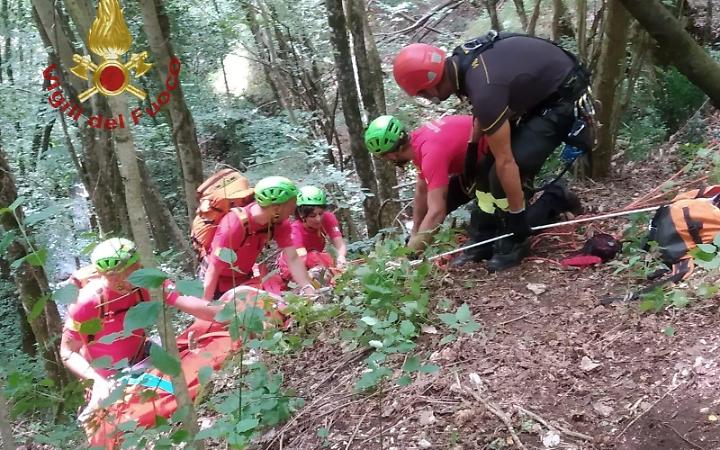 Precipita vicino al torrente, soccorso dai vigili del fuoco. Intervenuta l'eliambulanza