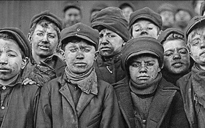 La terribile storia degli operai bambini stasera in piazza