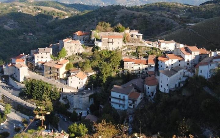 Perde quota e rischia di precipitare col parapendio