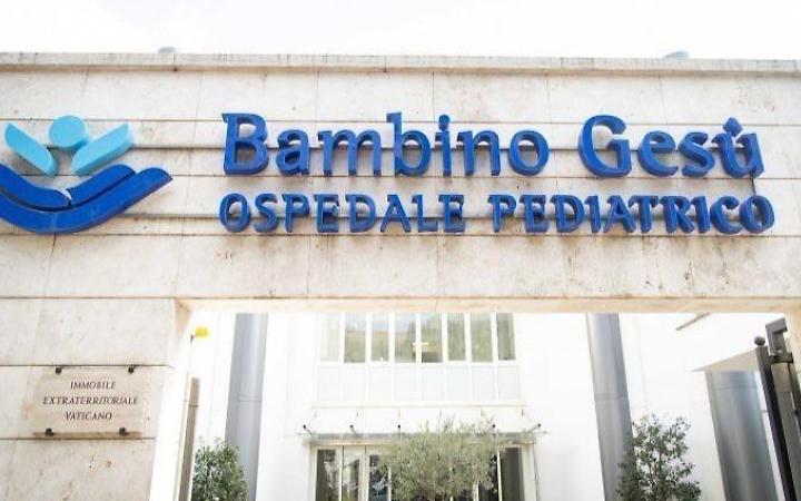 Auto finisce contro un albero. Fuori pericolo la bimba di otto mesi