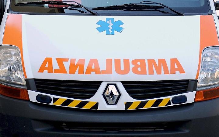 Si ribalta con la sua automobile. Ferita una donna