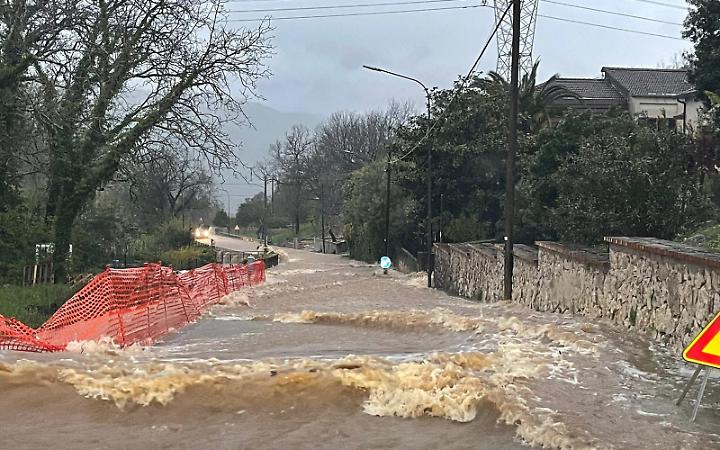Auto sommerse dall'acqua e superstrada bloccata