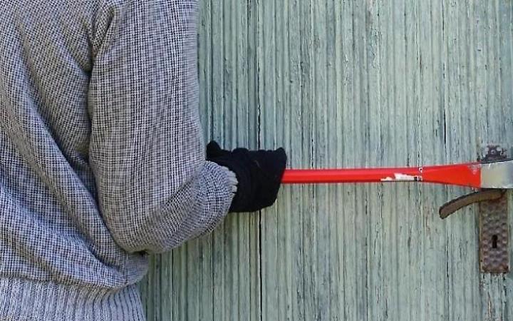 Furto di prima mattina. Portano i figli a scuola e i ladri svuotano tutto