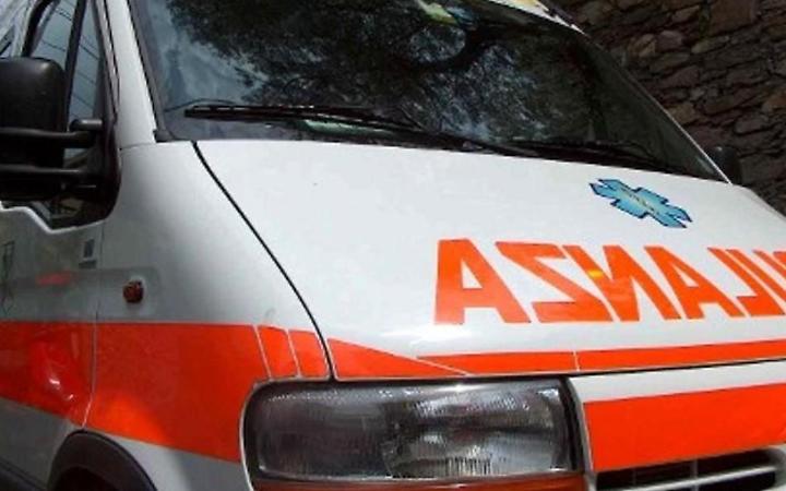 Furioso litigio tra pedone e automobilista: giovane finisce al pronto soccorso