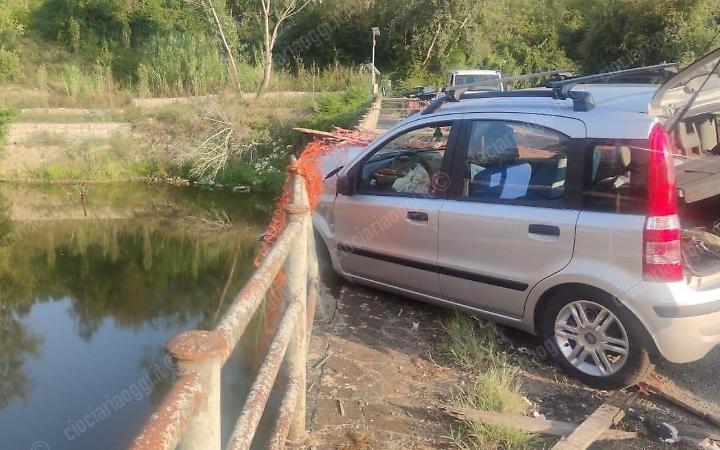 Perde il controllo dell'auto e si schianta contro la spalletta del ponte