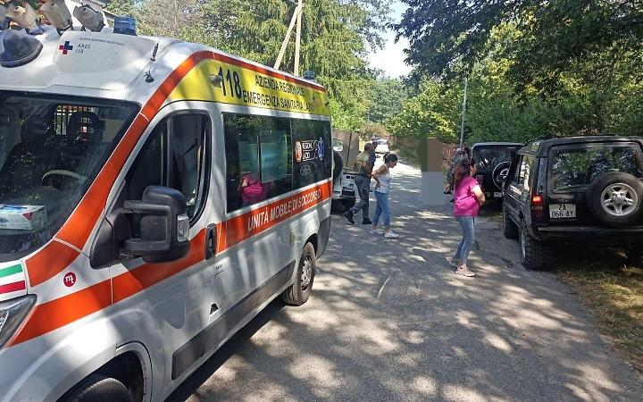 Accusa un malore in montagna. Volontari si fermano e gli salvano la vita