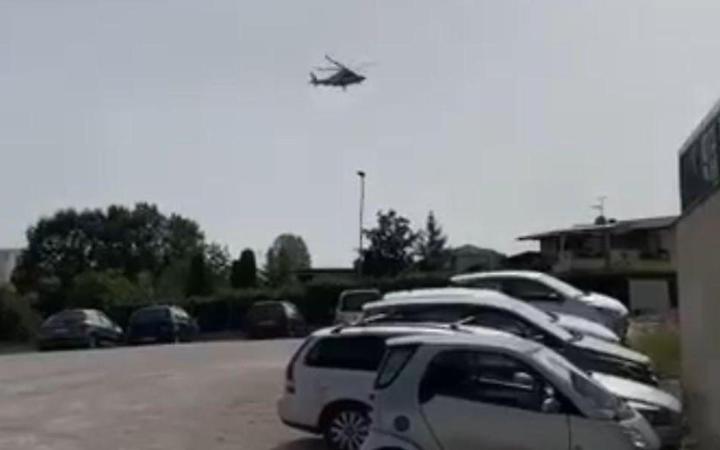 Precipita gi&ugrave; dal balcone. Trasportato a Roma in elicottero