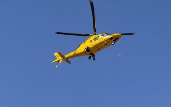 Perde il controllo dell'auto e finisce fuori strada