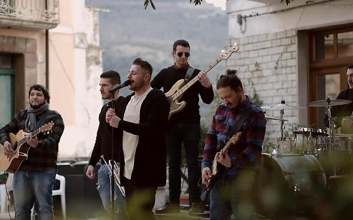 Piatti della tradizione, musica e... tanto vino