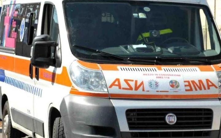 Cade da un'impalcatura e batte la testa. Sessantenne traportato in ospedale a Roma