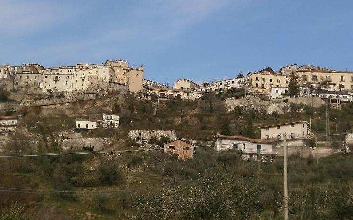 Donna rientra a casa e i ladri scappano. Cercavano soldi e oro
