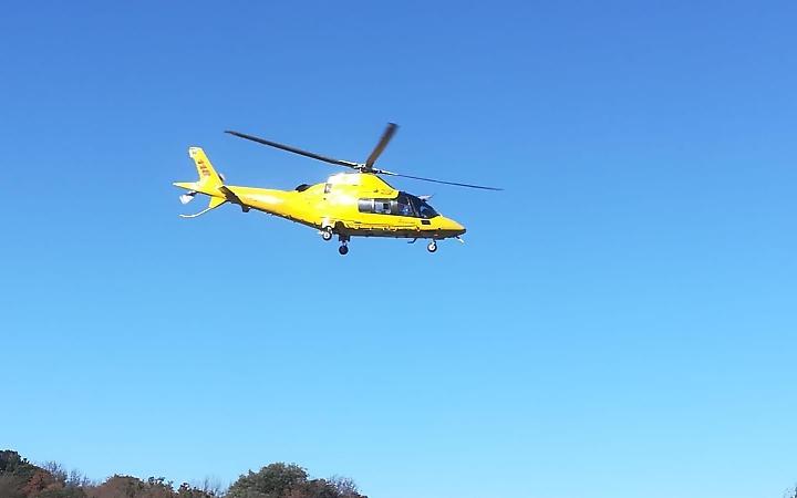 Auto contro un cancello, due persone ferite. Eliambulanza sul posto