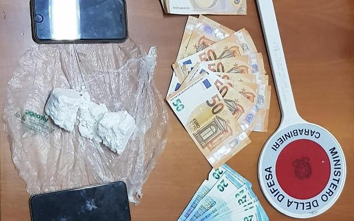 Fugge all'alt dei carabinieri. Poi aggredisce i miliari e cerca di disfarsi della droga