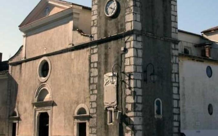 Rubate le stelle di Natale dalla chiesa. Sconcerto in paese