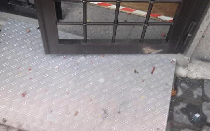 Petardi davanti alla porta di un negozio, scatta l'allarme