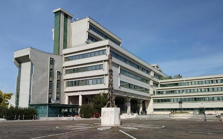 Foto hot e ricatti, racconto choc in aula. Una vittima ha tentato il suicidio