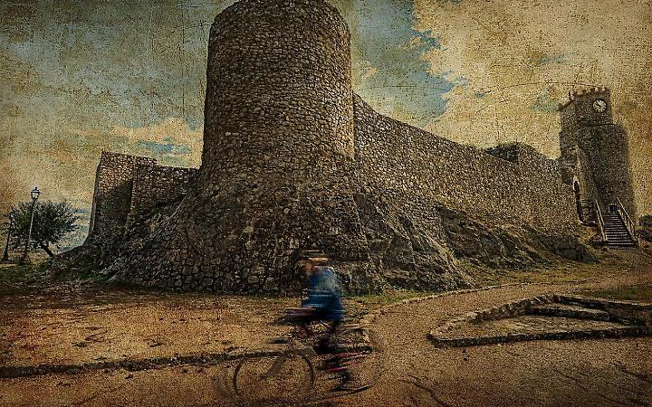 &ldquo;Pedalare quasi senza toccare terra&rdquo;. La mostra fotografica torna a Pico