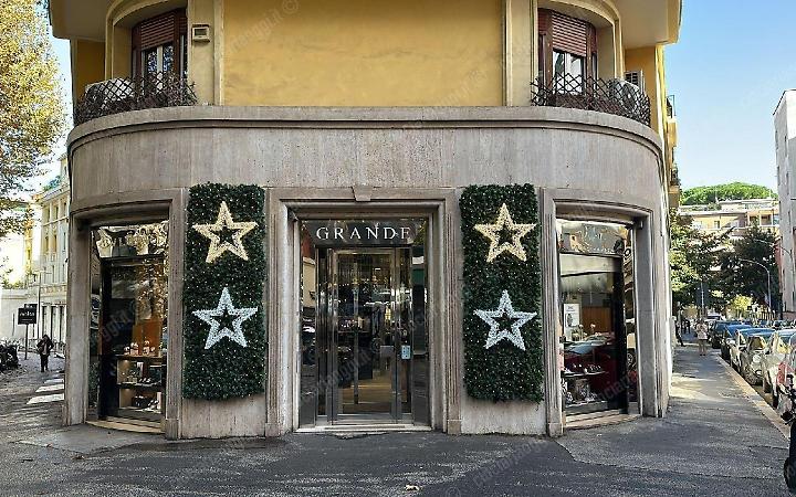 Si fingono clienti, poi tirano fuori le pistole. Rapina milionaria alla gioielleria &ldquo;Grande&rdquo;