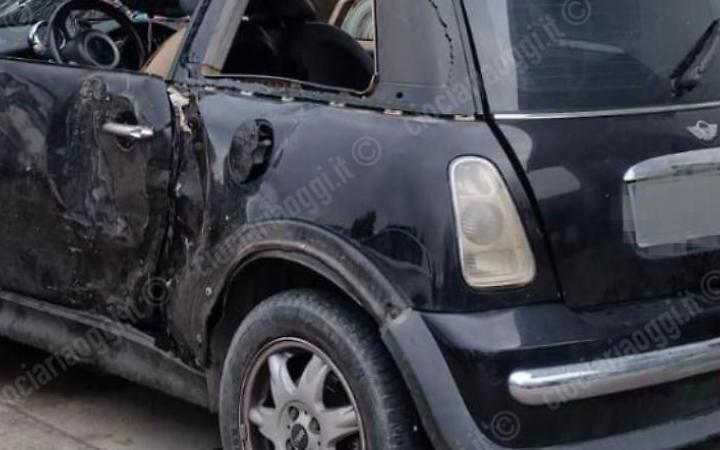 Escono fuori strada con l'auto e finiscono contro un muretto: feriti quattro giovani