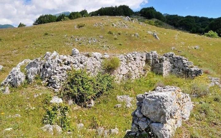 Escursionisti lasciati a piedi. Tagliate le gomme dell'auto