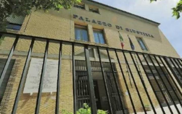 Palpeggia una ragazza: fermato