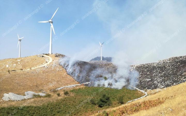 Le fiamme "divorano" le pale eoliche: la priorit&agrave; &egrave; la messa in sicurezza dell'area