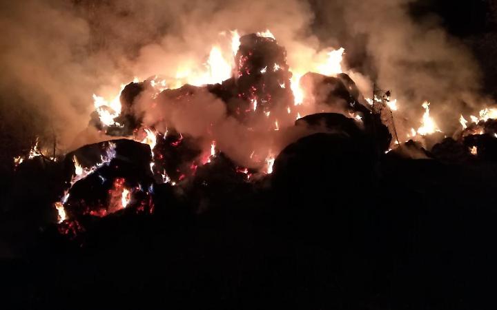 Incendio nella notte: in fiamme 150 balle di fieno. L'ombra del dolo