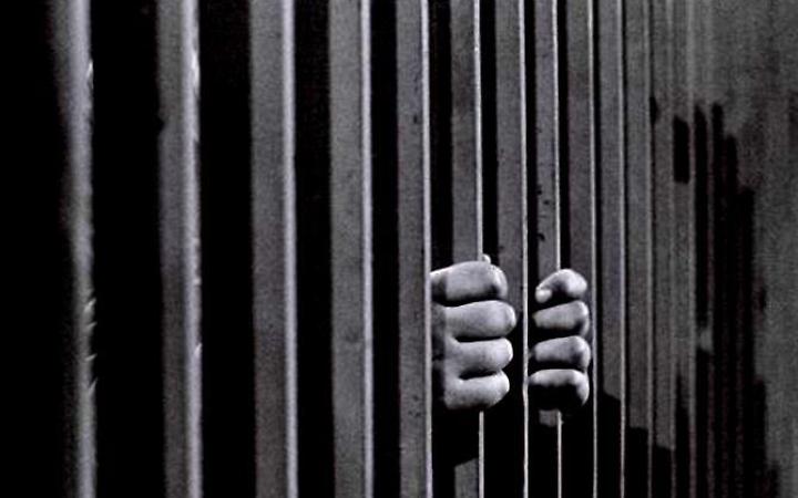 Picchia e maltratta la madre: il ladro di grondaie finisce dietro le sbarre