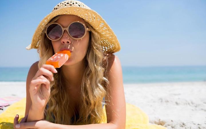 Le ferie a colpi di cene, drink e jet lag bloccano l'intestino? Come riattivarlo