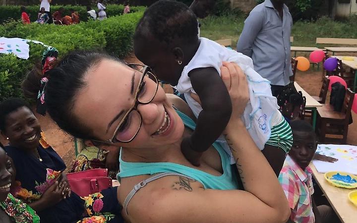 Il "richiamo" degli occhi dei bambini: la missione di Ambra in Africa