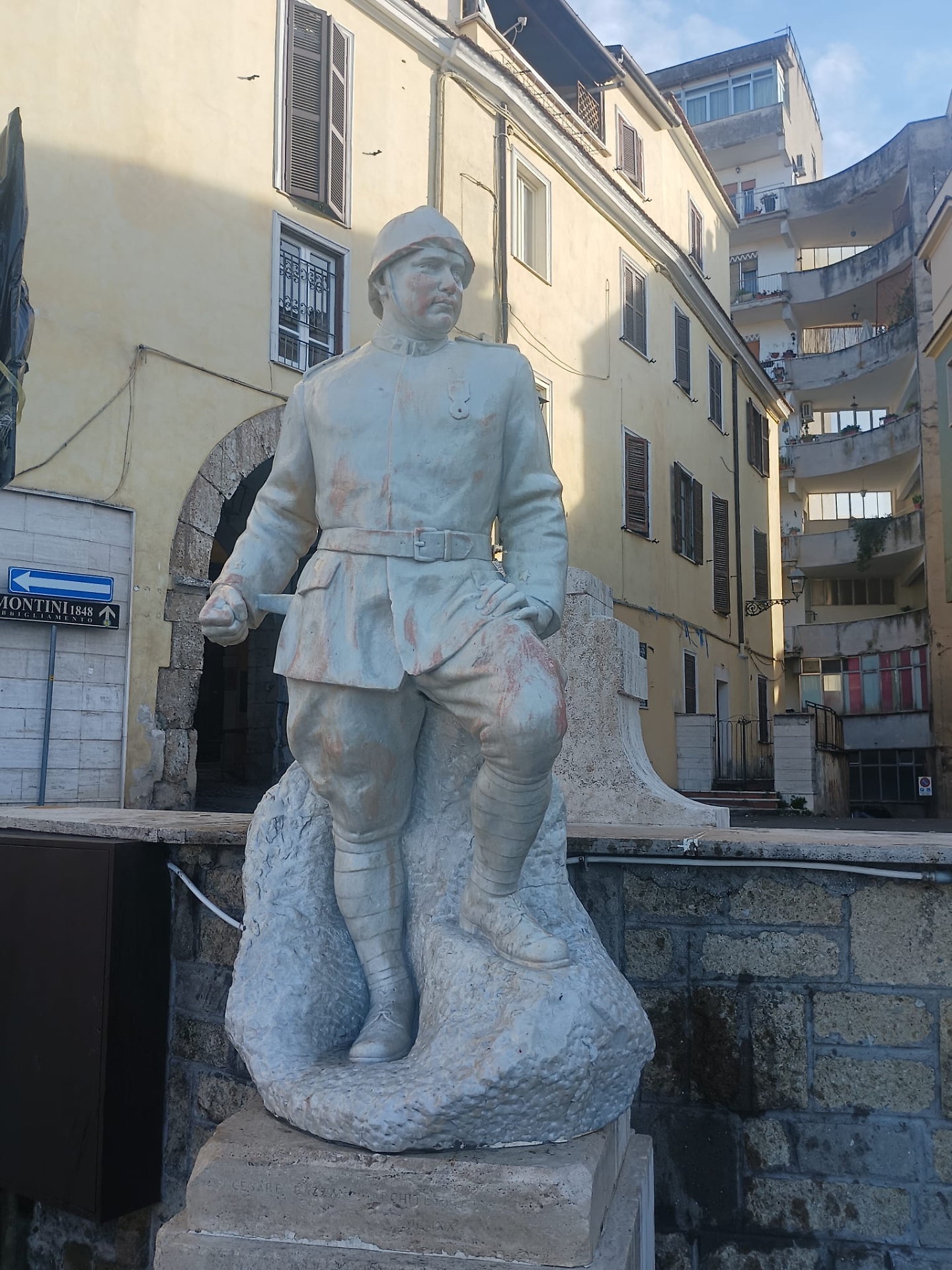 La statua sottoposta a un primo intervento di pulizia